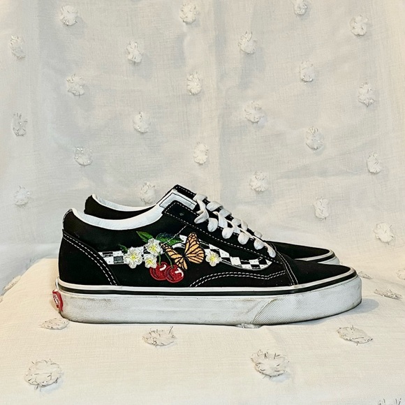 Vans Shoes - Vans Embroidered low top Womens size 7